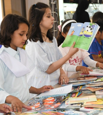 Elementary class student reading books